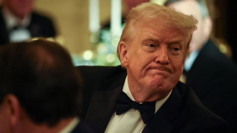 Рейтингът на Тръмп удари дъното на фона на войната с Иран и конфликта с папа Лъв